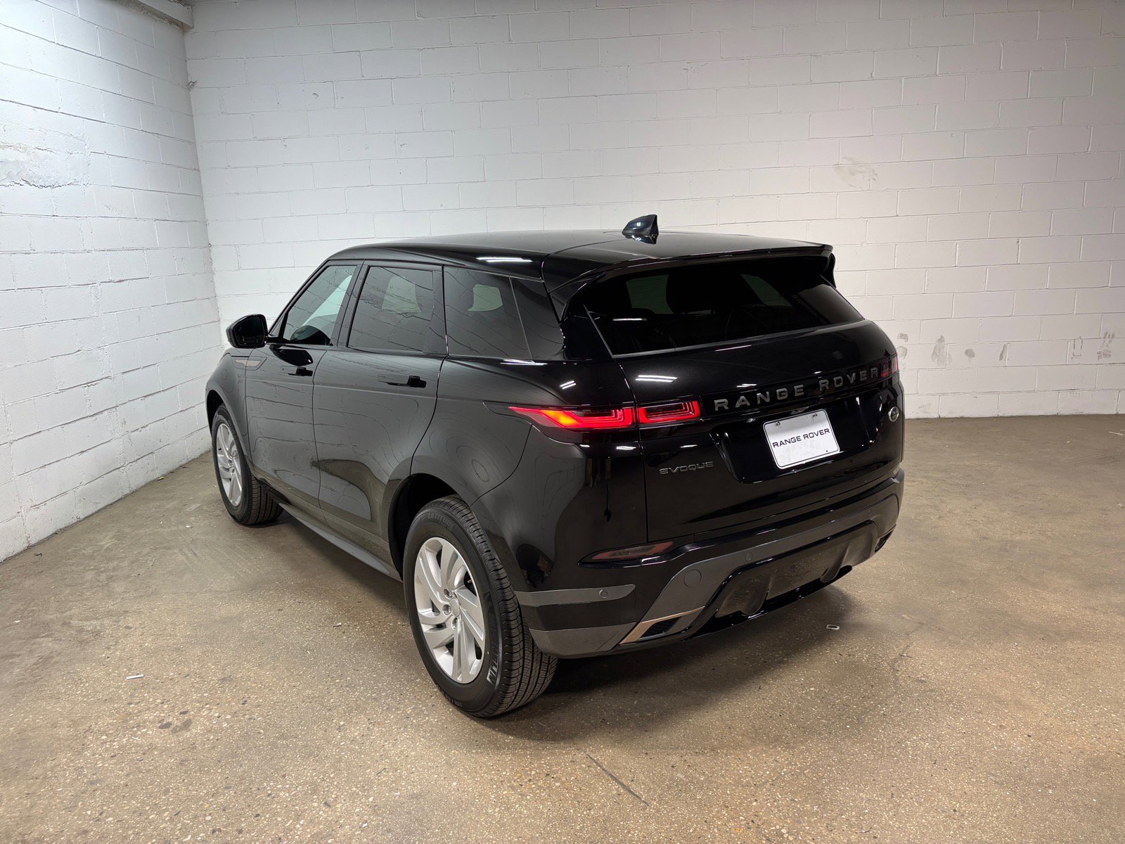Used 2023 Land Rover Range Rover Evoque R-Dynamic S AWD/4WD image 9