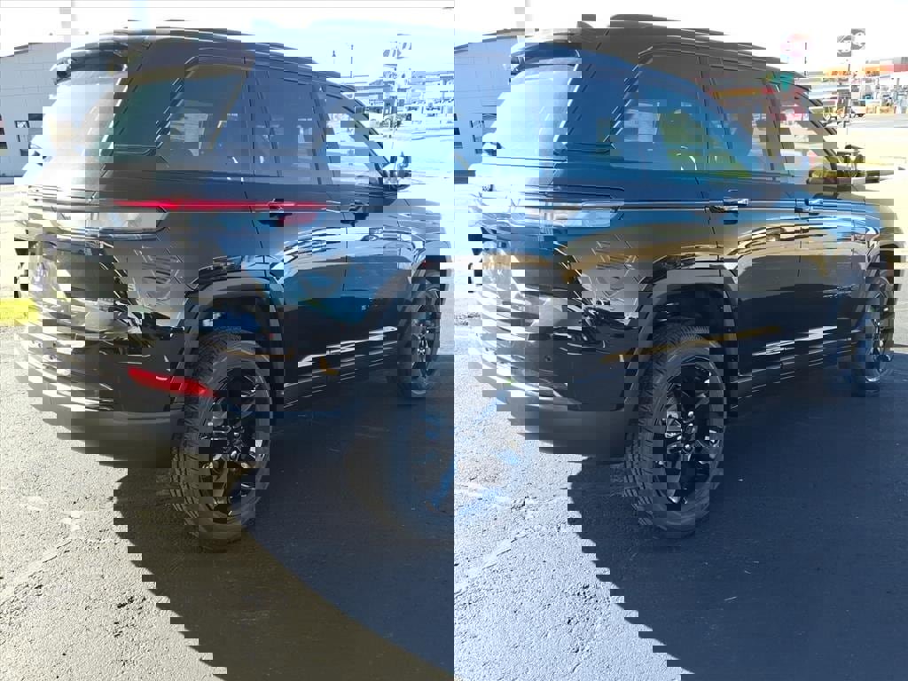 New 2025 Jeep Grand Cherokee Altitude image 3