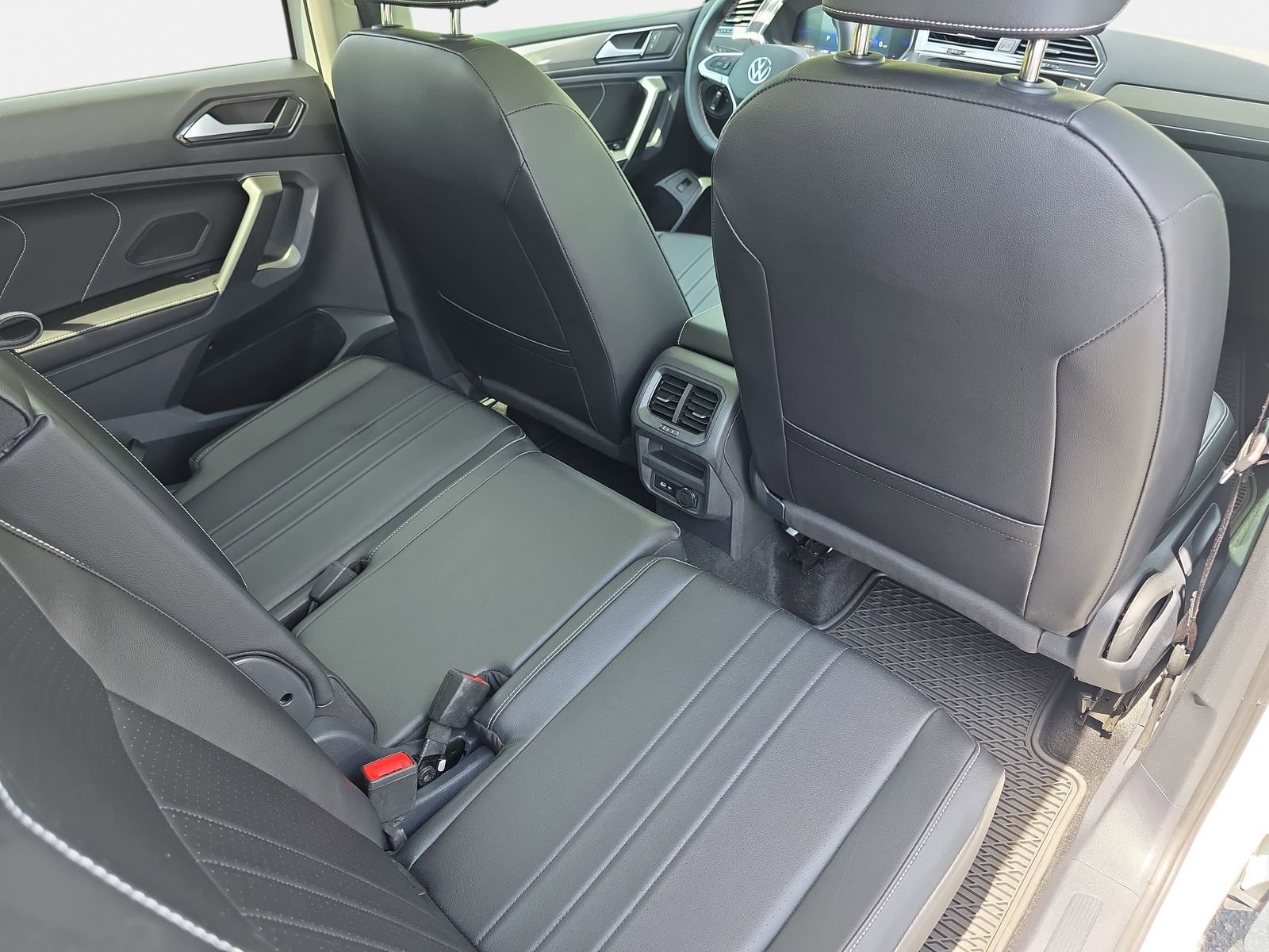 Used 2024 Volkswagen Tiguan SE w/ Panoramic Sunroof Package FWD image 11