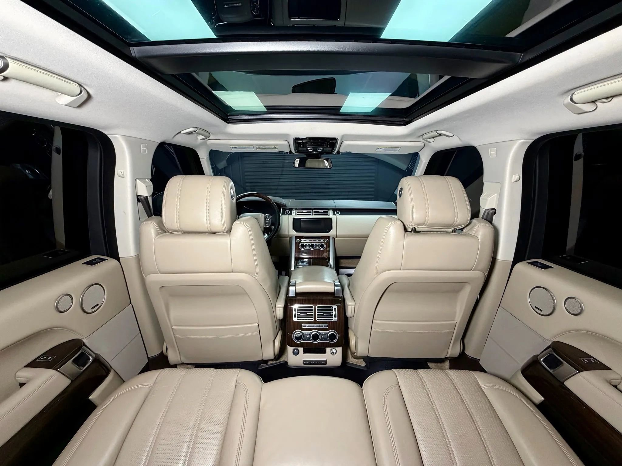 Used 2016 Land Rover Range Rover HSE image 17