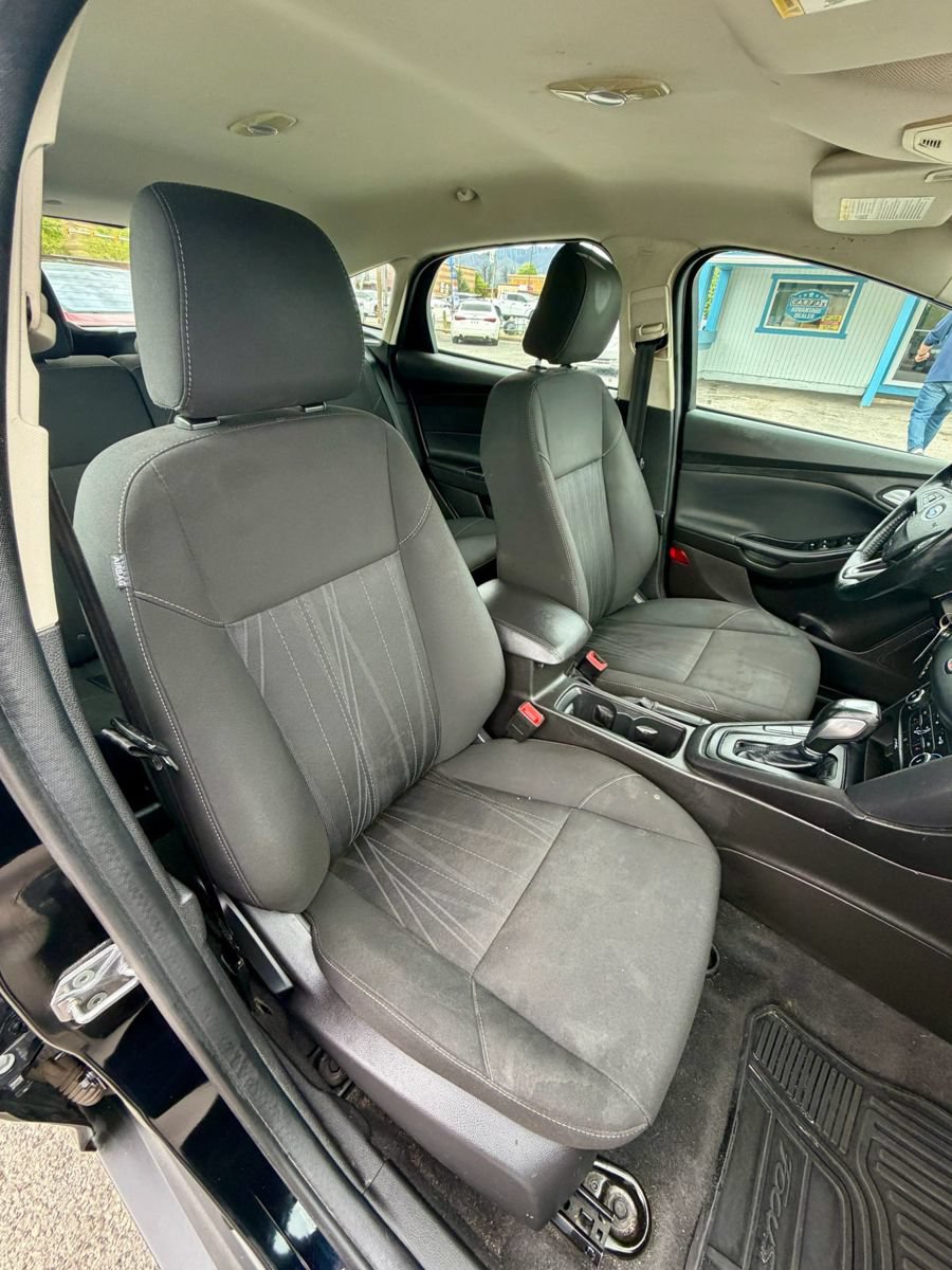 Used 2016 Ford Focus SE w/ SE Cold Weather Package FWD image 9