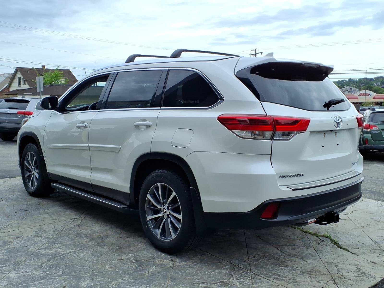 Used 2019 Toyota Highlander XLE AWD/4WD image 4