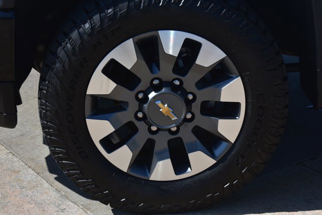 Used 2021 Chevrolet Silverado 2500 Custom w/ Custom Value Package image 9