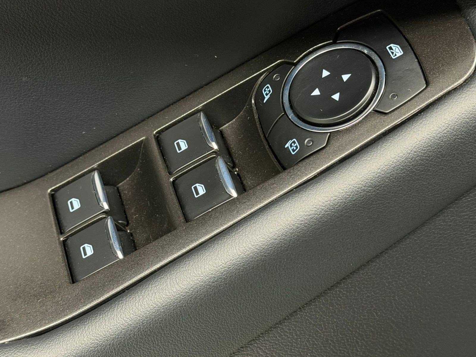 Used 2025 Ford Explorer ST-Line w/ ST-Line Street Pack image 19