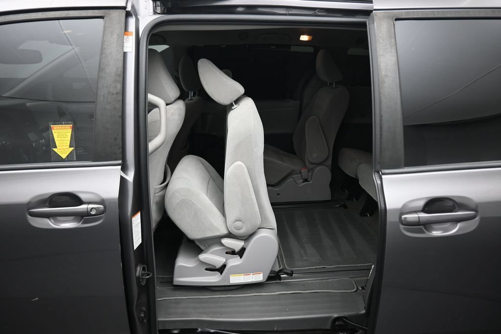 Used 2018 Toyota Sienna LE w/ Carpet Mat Package FWD image 35