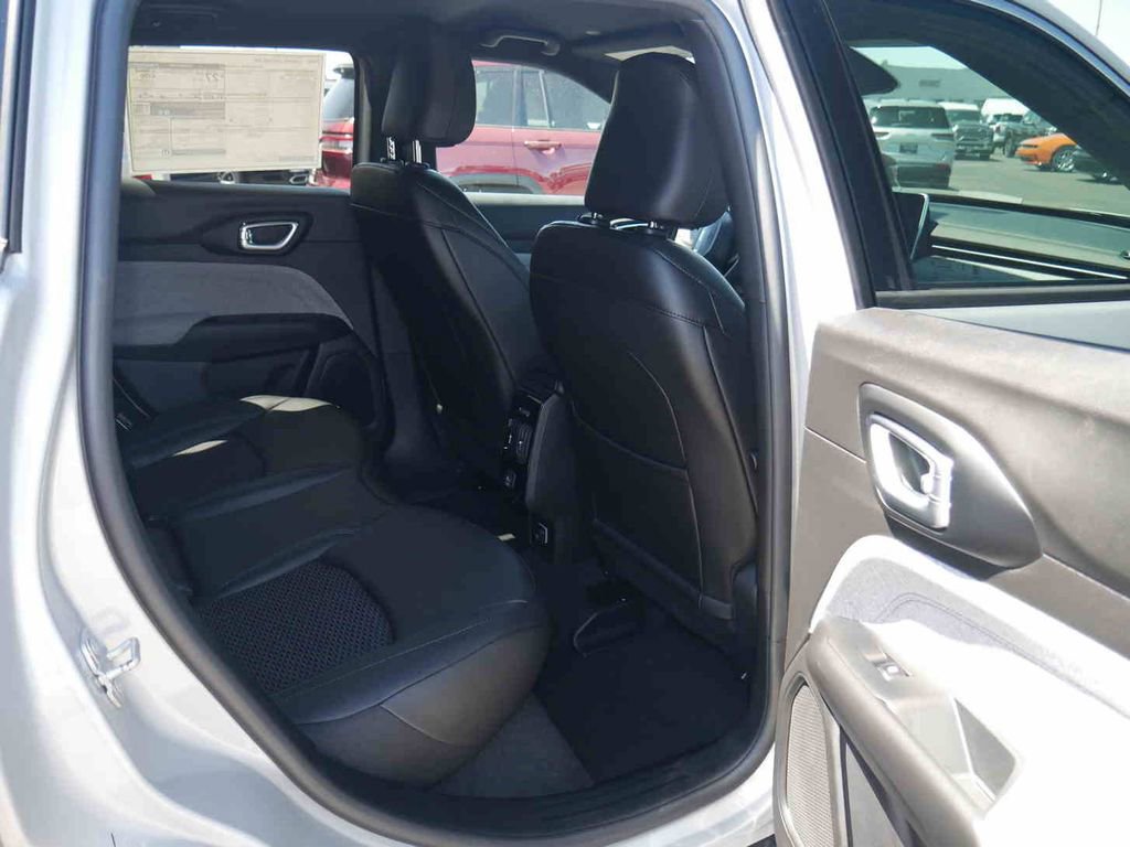 New 2025 Jeep Compass Latitude image 21