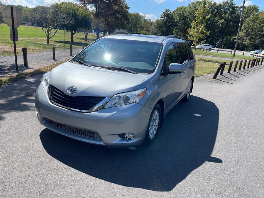 Used 2012 Toyota Sienna XLE w/ Entertainment Pkg FWD image 12