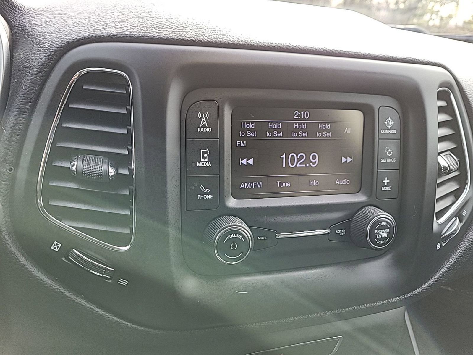 Used 2018 Jeep Compass Latitude w/ Cold Weather Group image 8