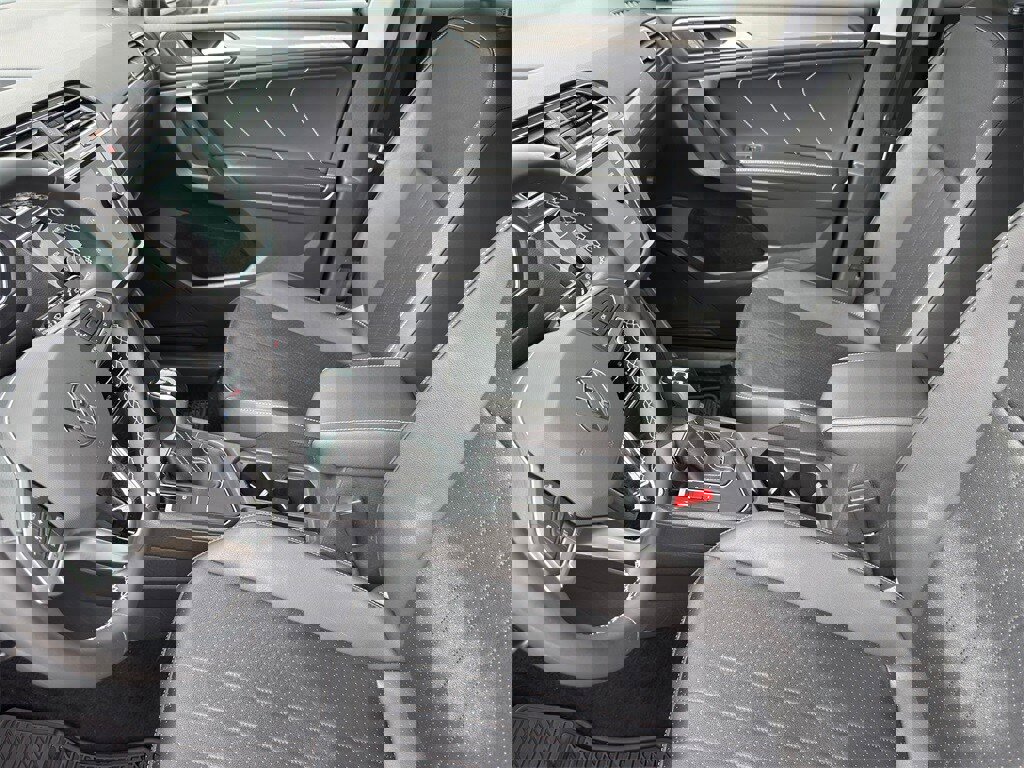 Used 2023 Volkswagen Tiguan SE image 10