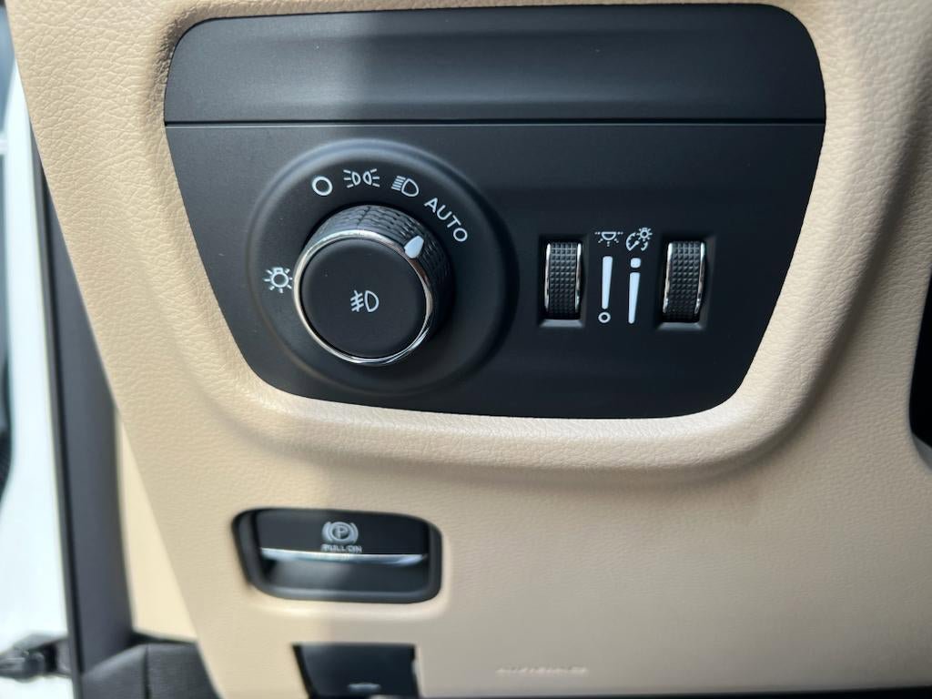 New 2024 Jeep Grand Cherokee Limited w/ Luxury Tech Group II AWD/4WD image 15