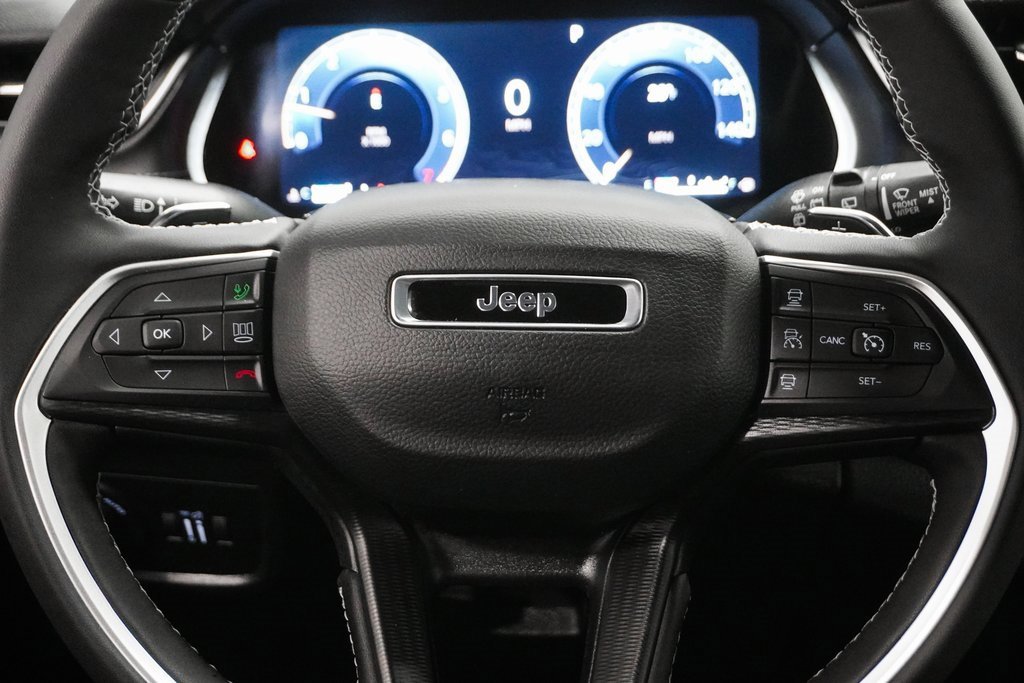 Certified 2025 Jeep Grand Cherokee Laredo w/ Luxury Tech Group I image 22