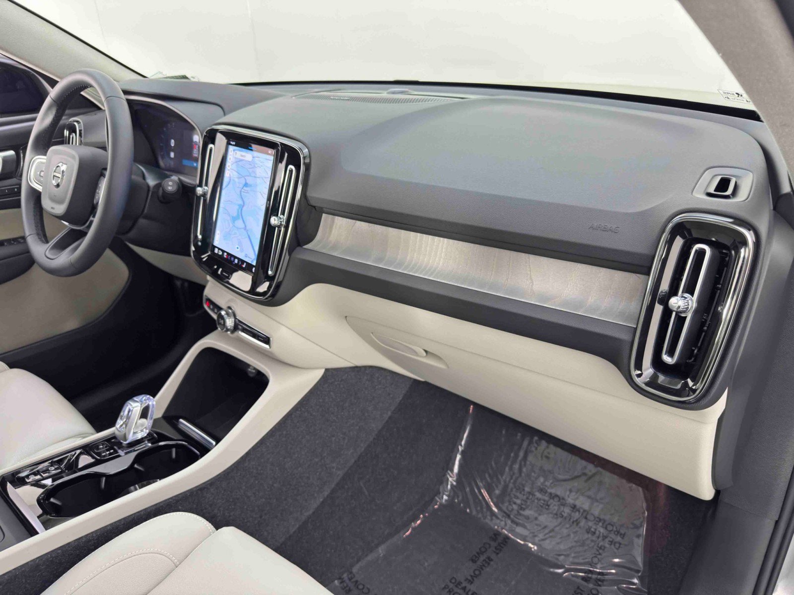 Used 2024 Volvo XC40 B5 Ultimate w/ Protection Package Premier image 15