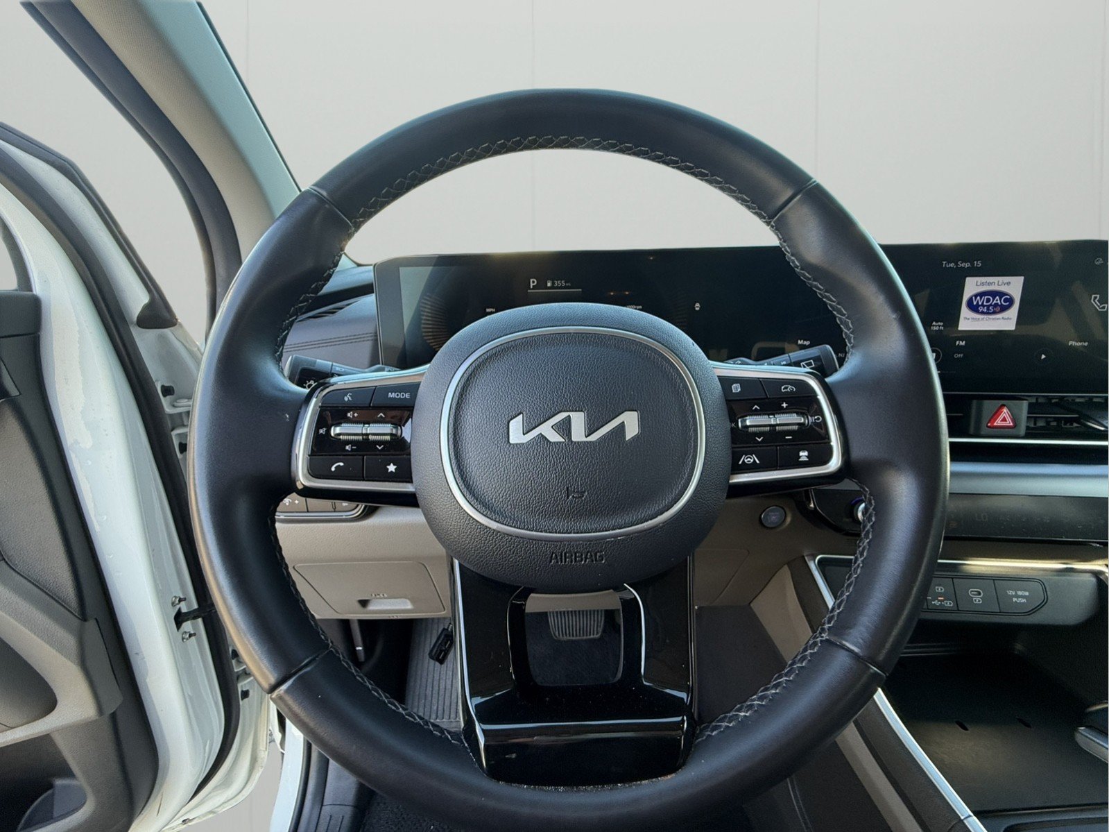 Used 2025 Kia Carnival FWD image 18