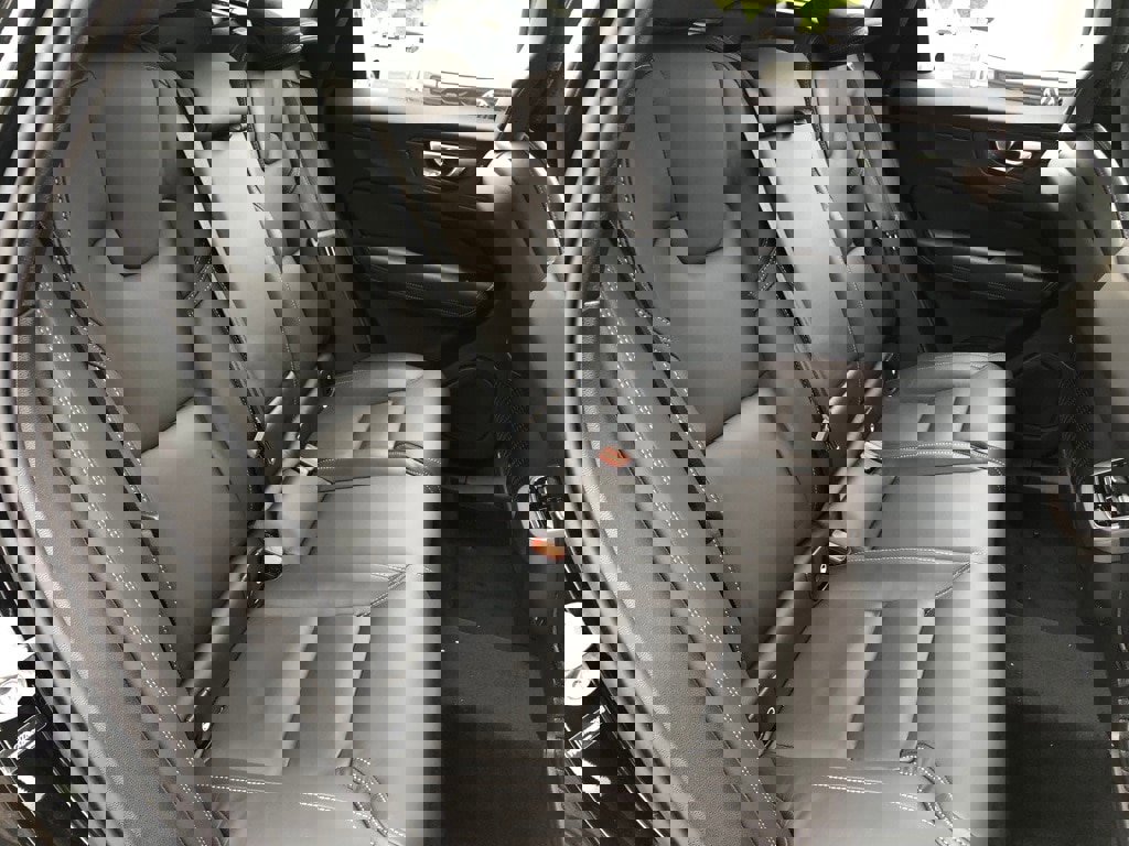 Used 2025 Volvo XC60 B5 Ultra w/ Protection Package Premier image 32