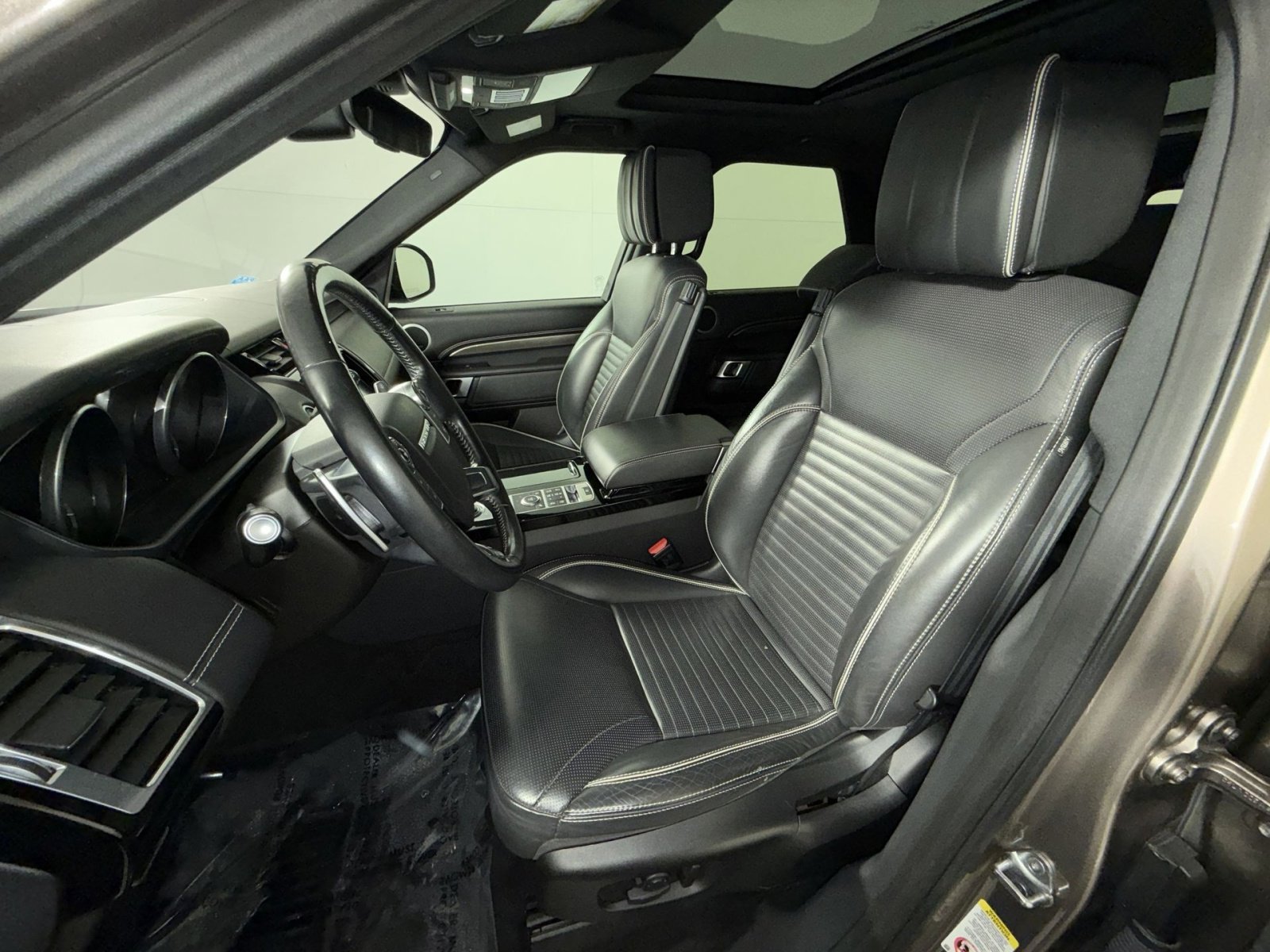 Used 2017 Land Rover Discovery HSE image 13