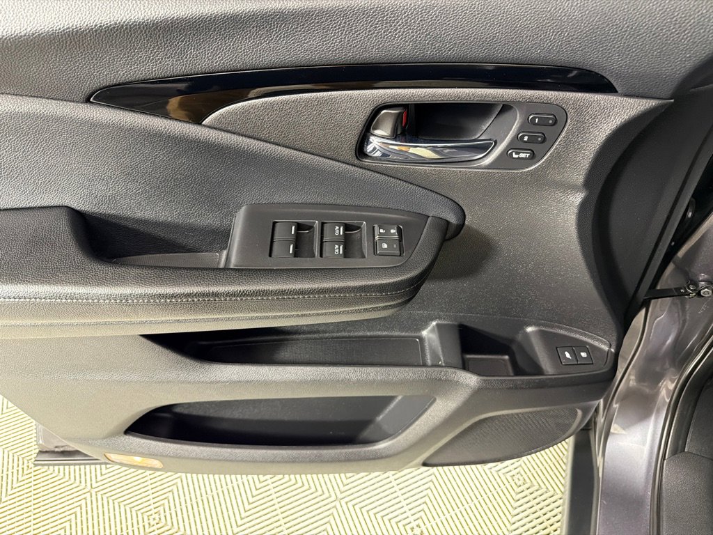 Used 2018 Honda Pilot Touring image 11