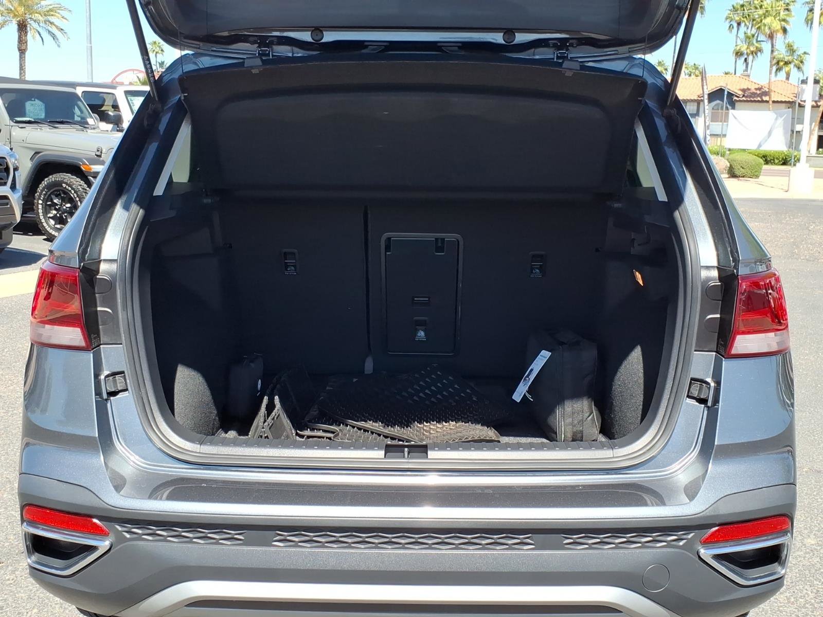 Certified 2023 Volkswagen Taos SE w/ Black Wheel Package image 16