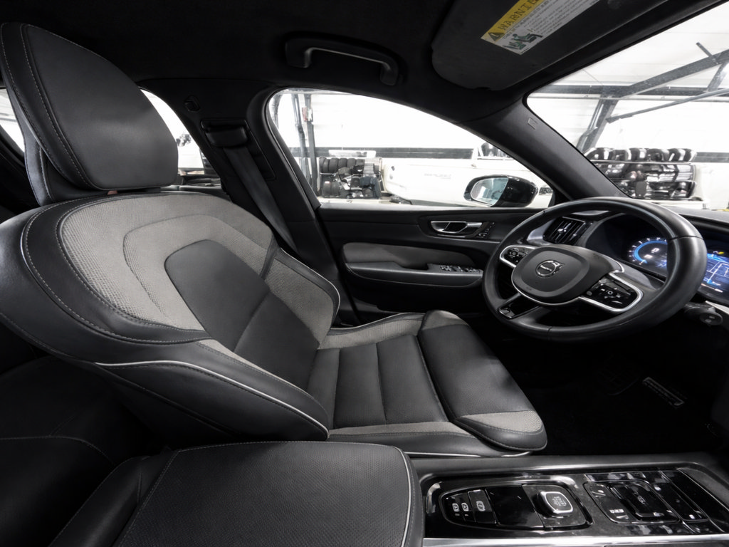 Used 2022 Volvo XC60 B5 R-Design AWD/4WD image 10