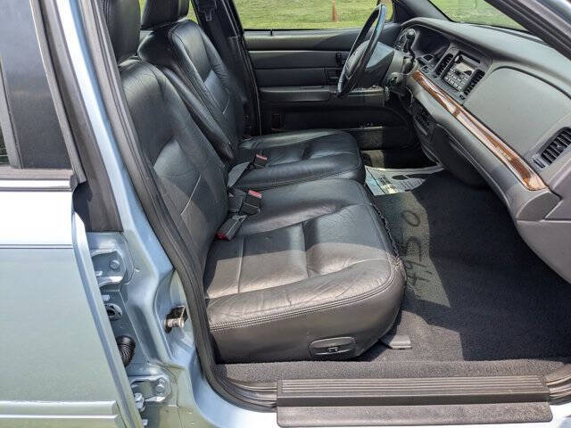 Used 2003 Ford Crown Victoria LX RWD image 31