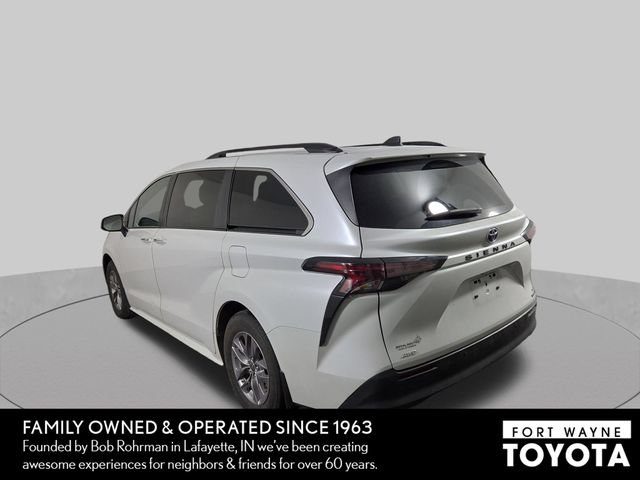 Used 2023 Toyota Sienna XLE AWD/4WD image 9