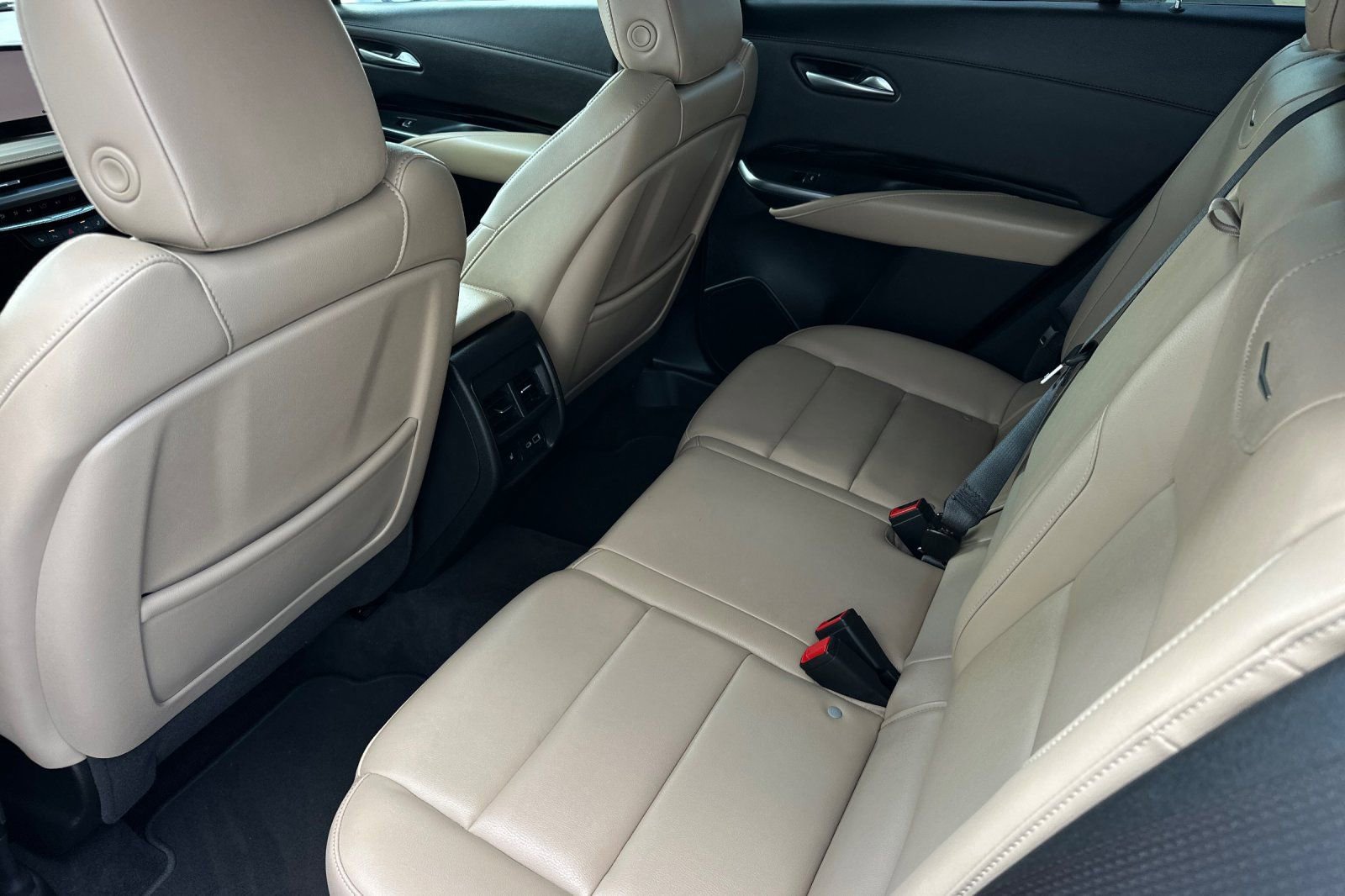 Used 2024 Cadillac XT4 Luxury w/ Cold Weather Package image 14