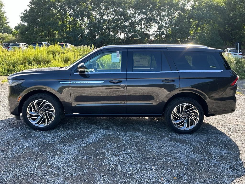 New 2027 Lincoln Navigator Reserve AWD/4WD image 2