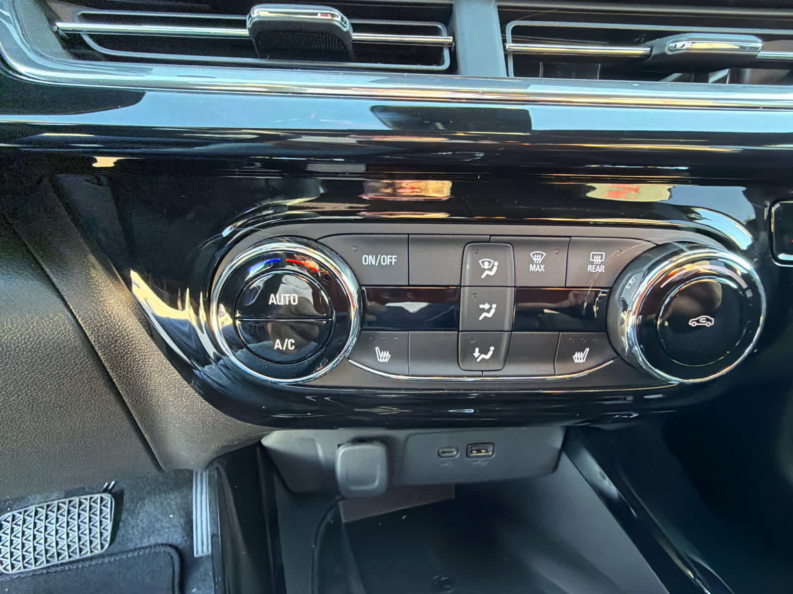 Used 2026 Chevrolet Trax RS w/ Sunroof Package FWD image 43