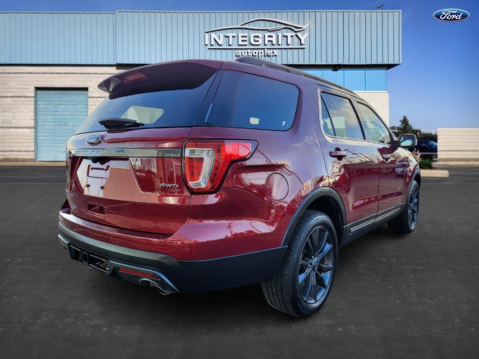 Used 2017 Ford Explorer XLT w/ Equipment Group 202A image 3