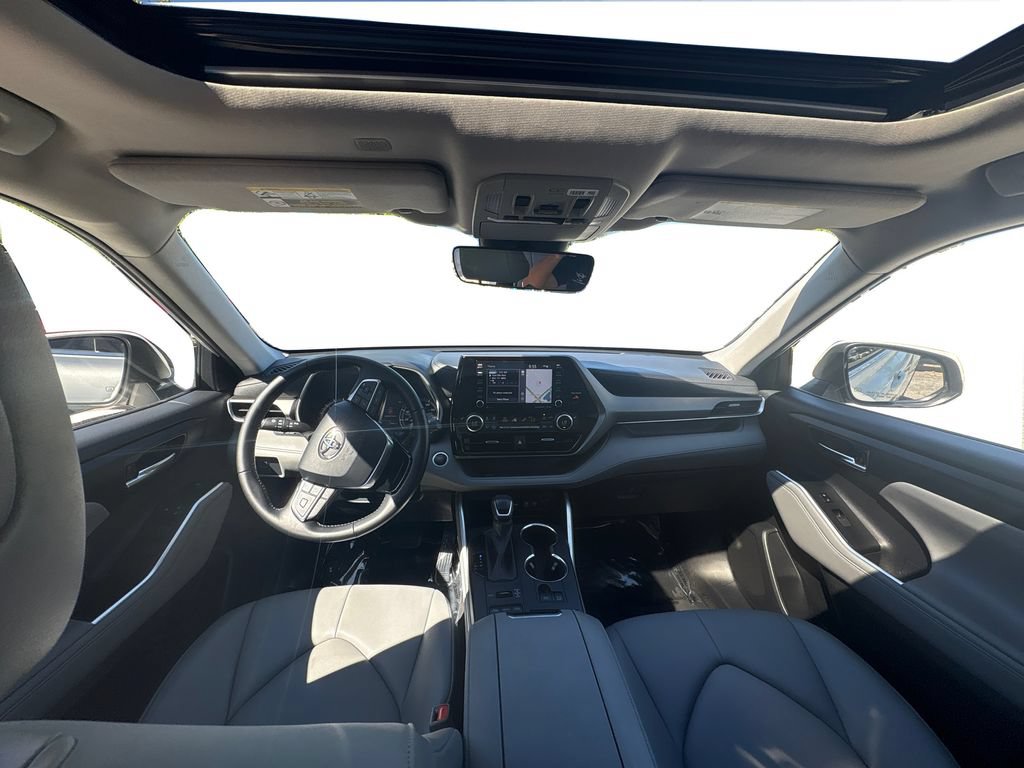 Used 2020 Toyota Highlander XLE AWD/4WD image 14
