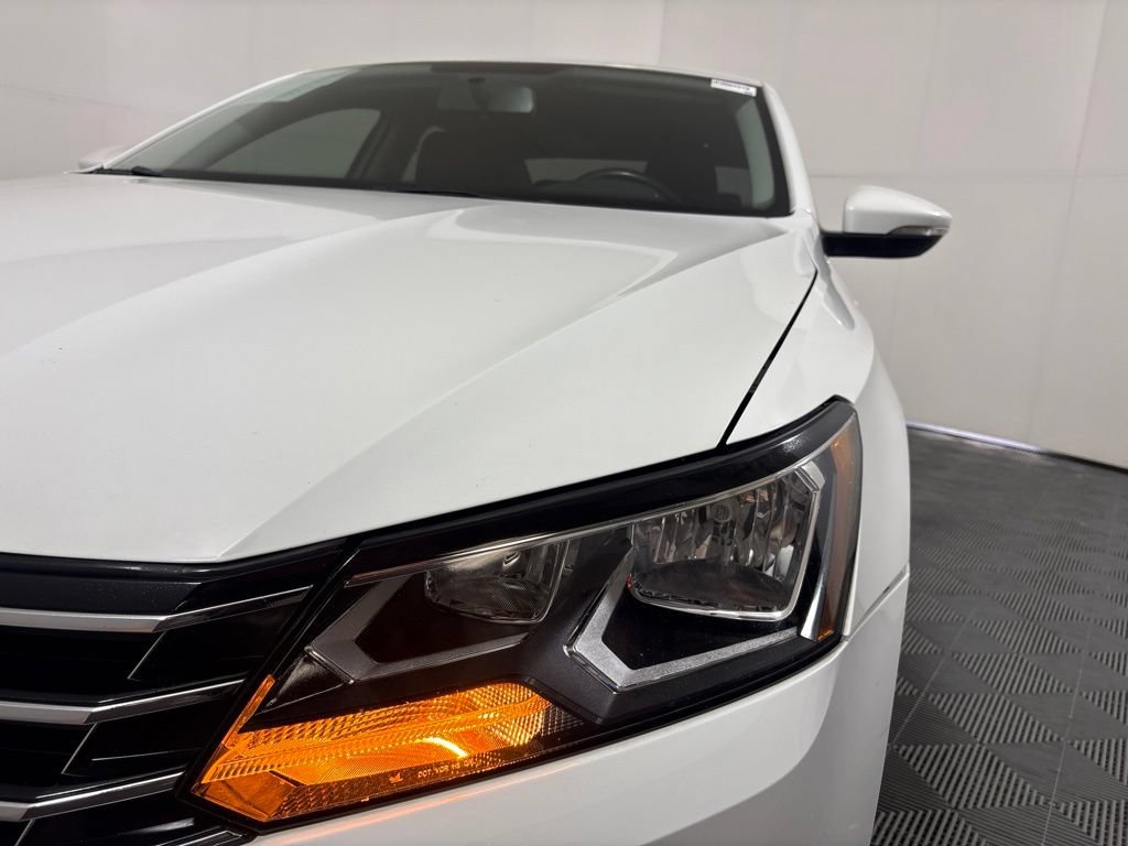 Used 2018 Volkswagen Passat 2.0T SE FWD image 9