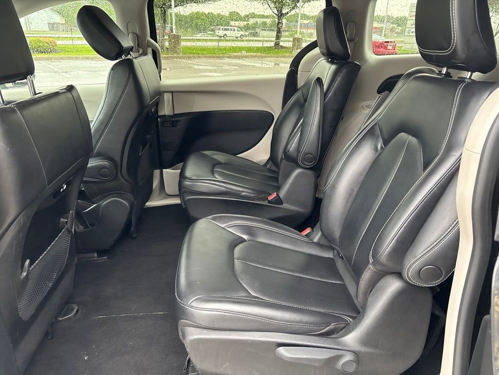 Used 2023 Chrysler Pacifica Touring-L FWD image 34