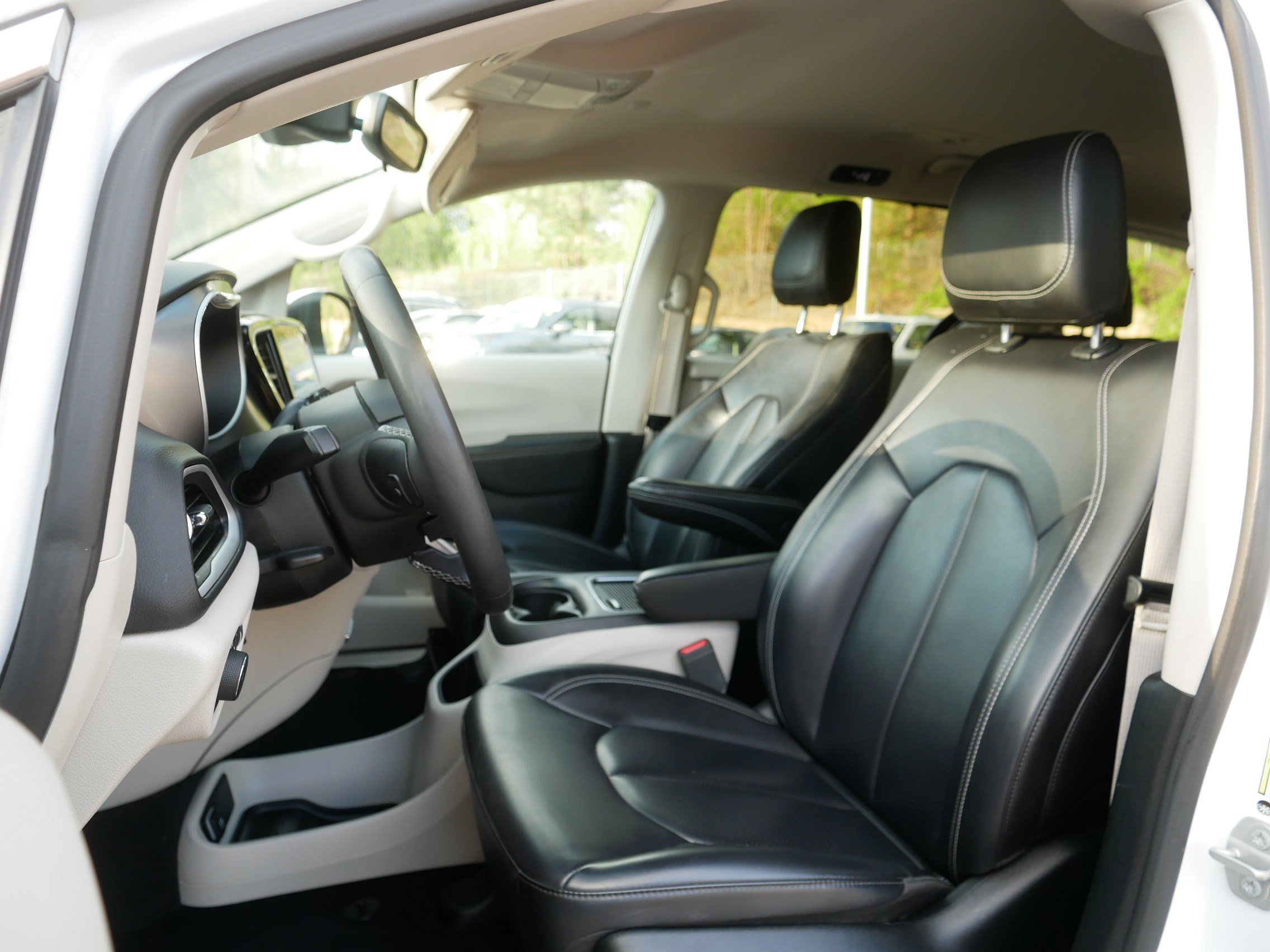 Used 2023 Chrysler Pacifica Touring-L FWD image 34