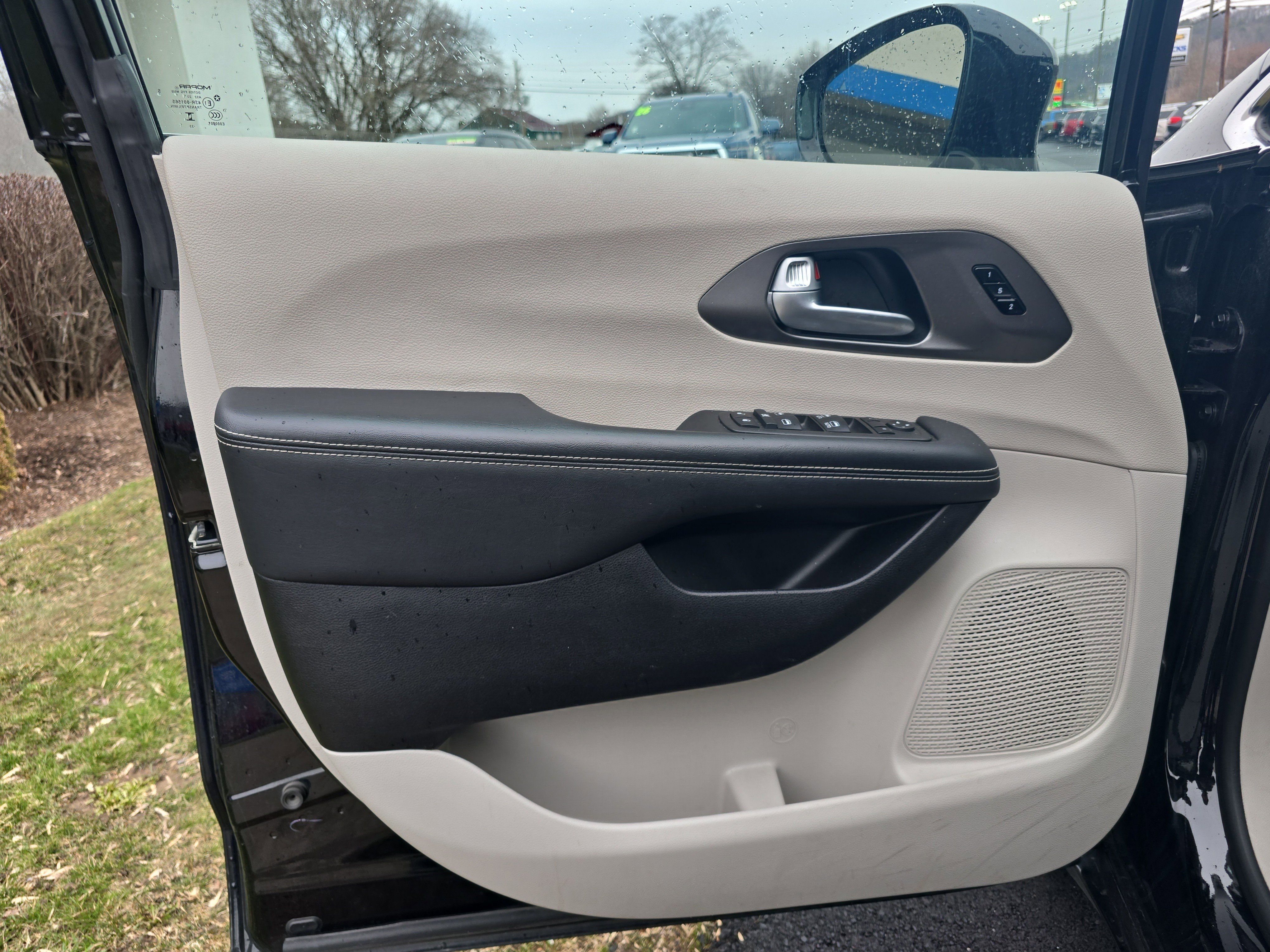 Used 2024 Chrysler Pacifica Touring-L image 18