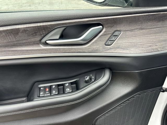 Used 2023 Jeep Grand Cherokee Limited w/ Black Appearance Package AWD/4WD image 18