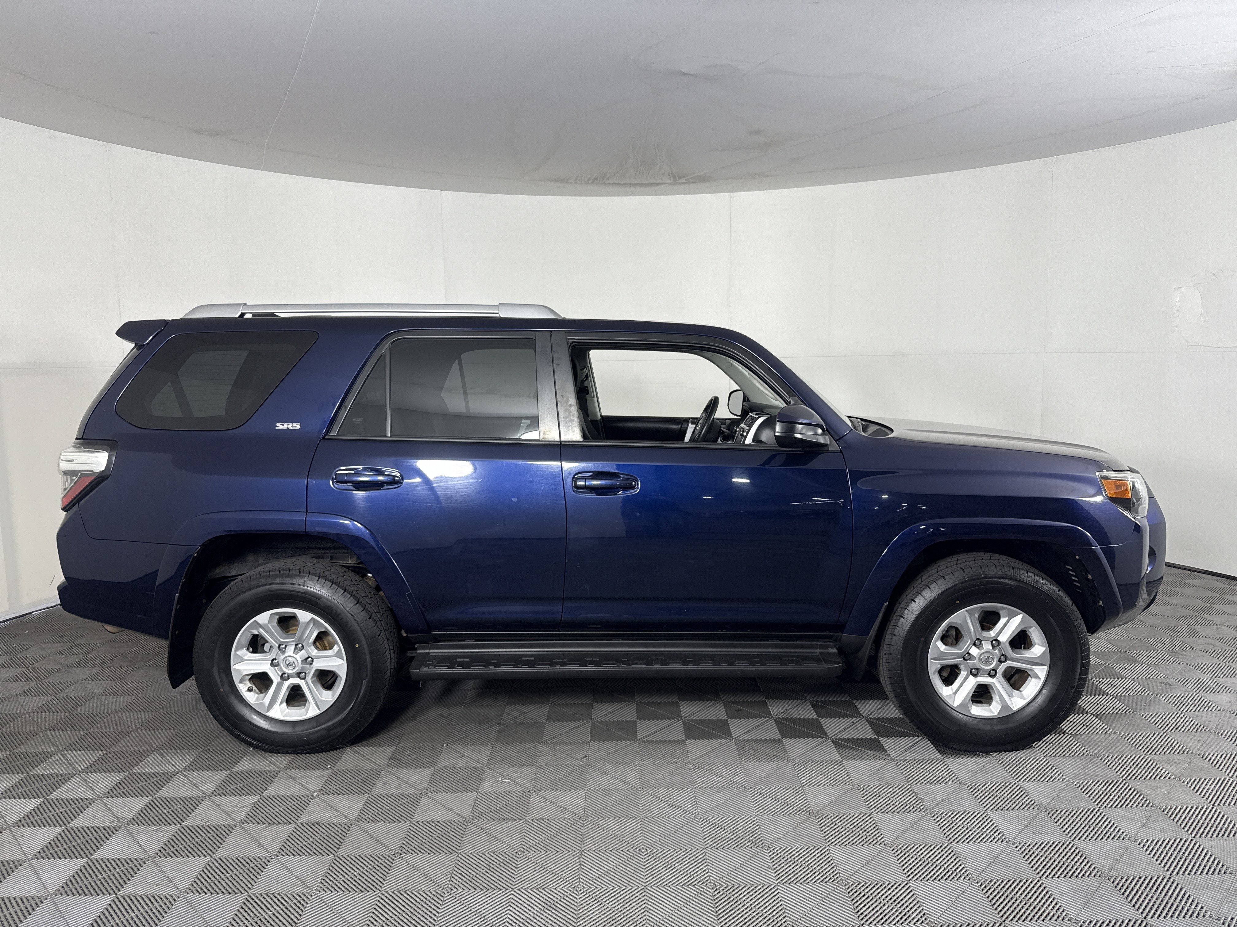 Used 2017 Toyota 4Runner SR5 AWD/4WD image 3