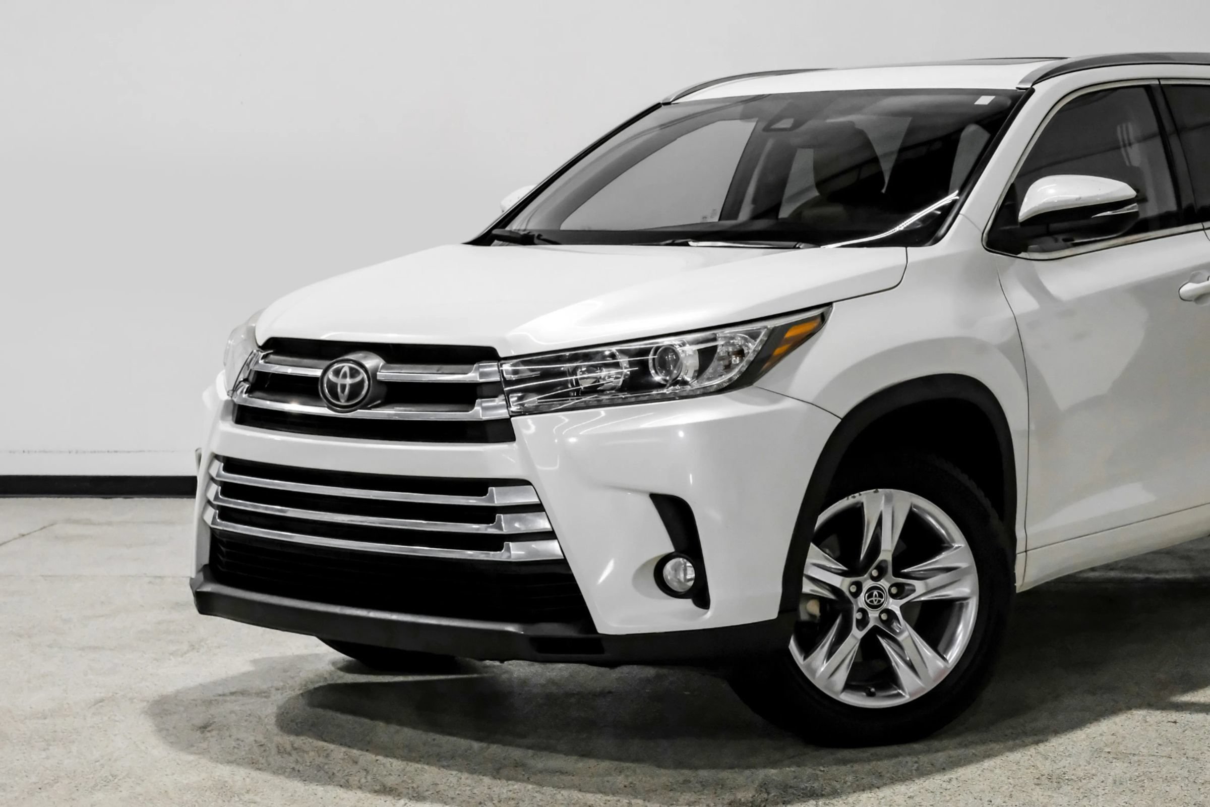 Used 2018 Toyota Highlander Limited FWD image 12