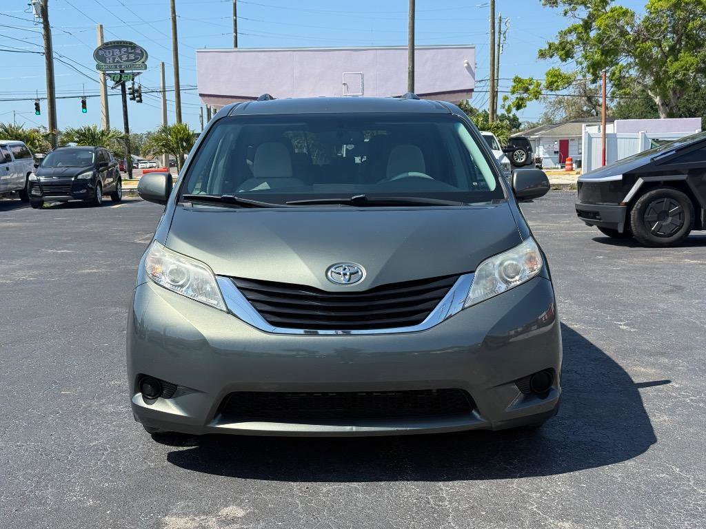 Used 2014 Toyota Sienna LE image 2