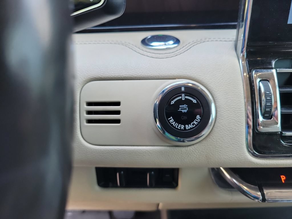 Used 2020 Lincoln Navigator L Reserve w/ Luxury Package AWD/4WD image 20