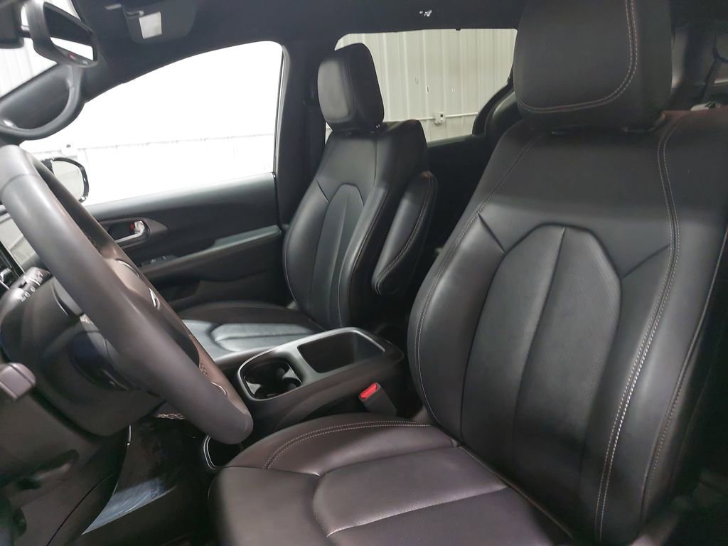 Used 2025 Chrysler Pacifica Select image 17