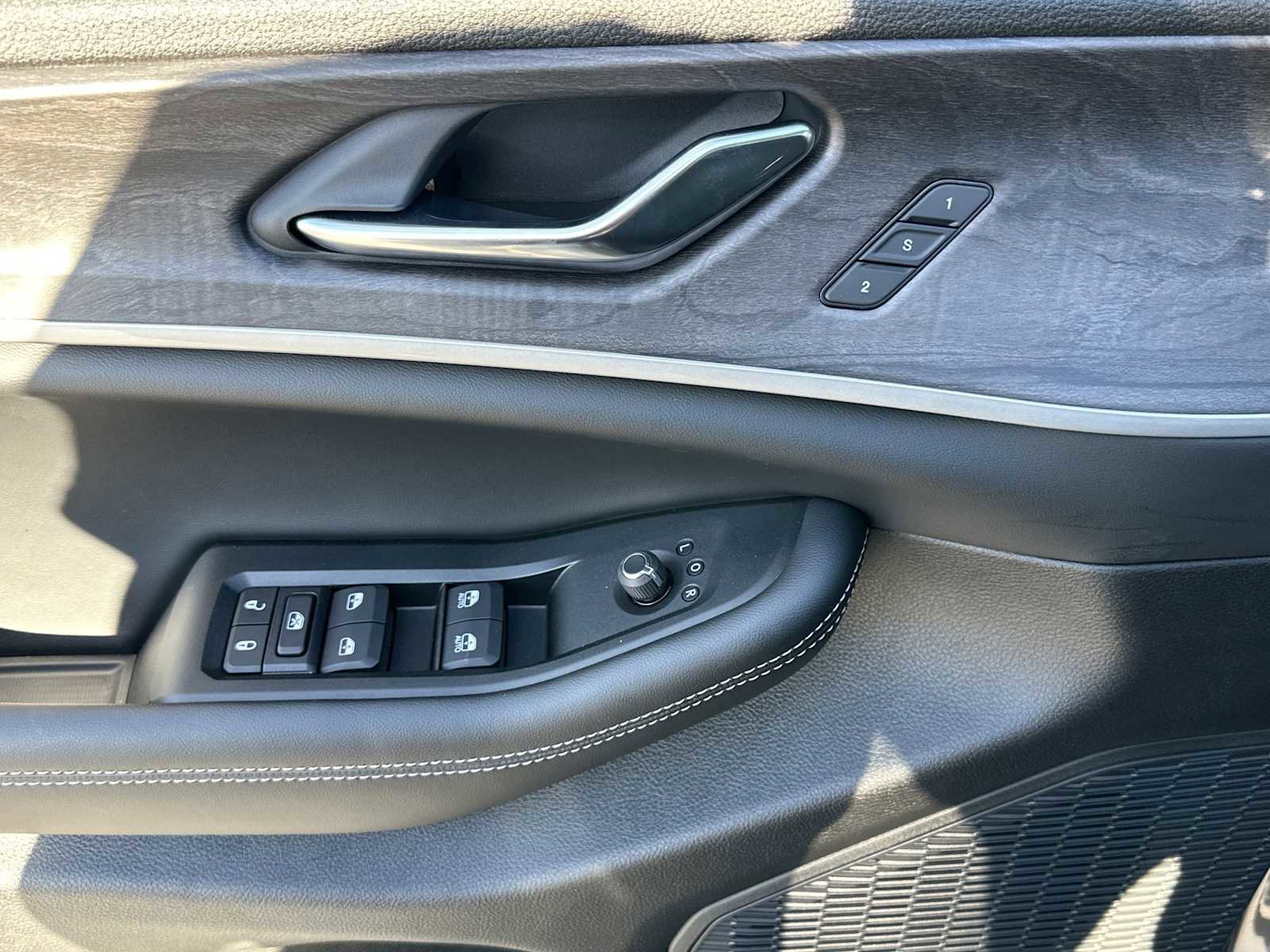New 2025 Jeep Grand Cherokee L Limited image 11