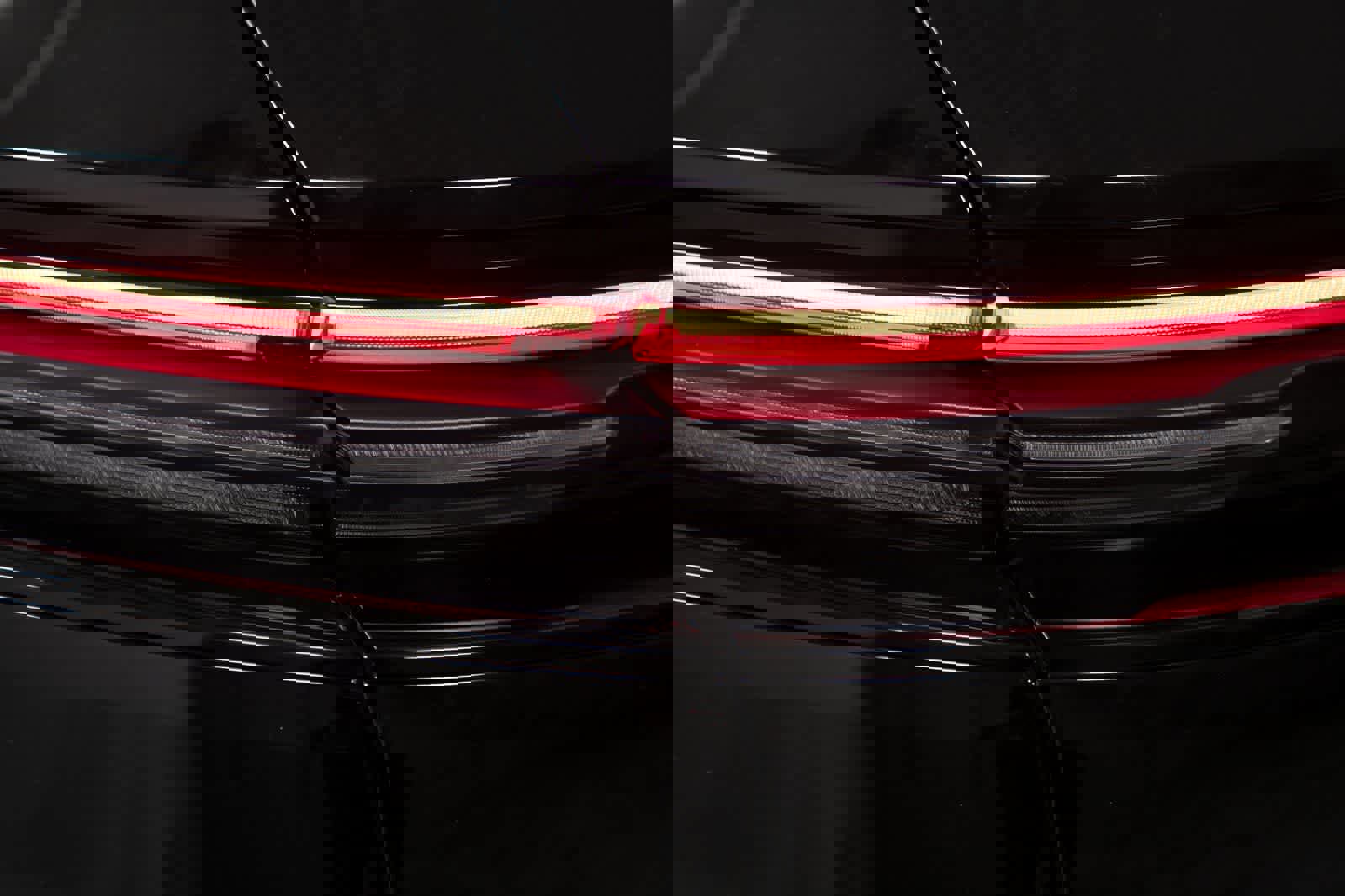 Certified 2025 Porsche Macan 4S Electric AWD/4WD image 35