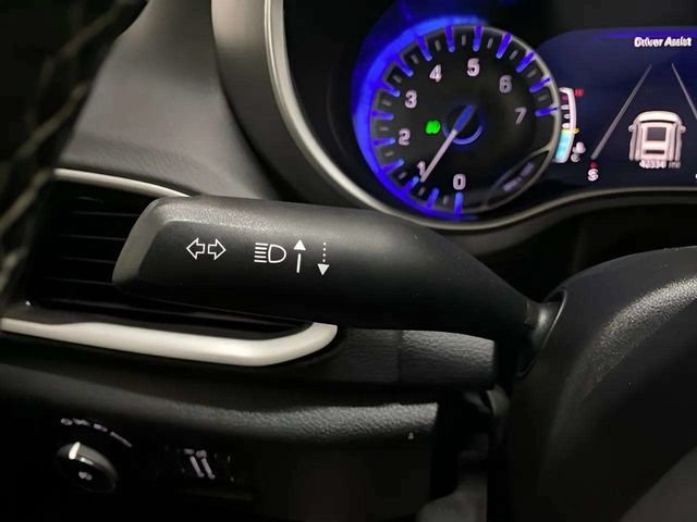 Used 2025 Chrysler Pacifica Select FWD image 36