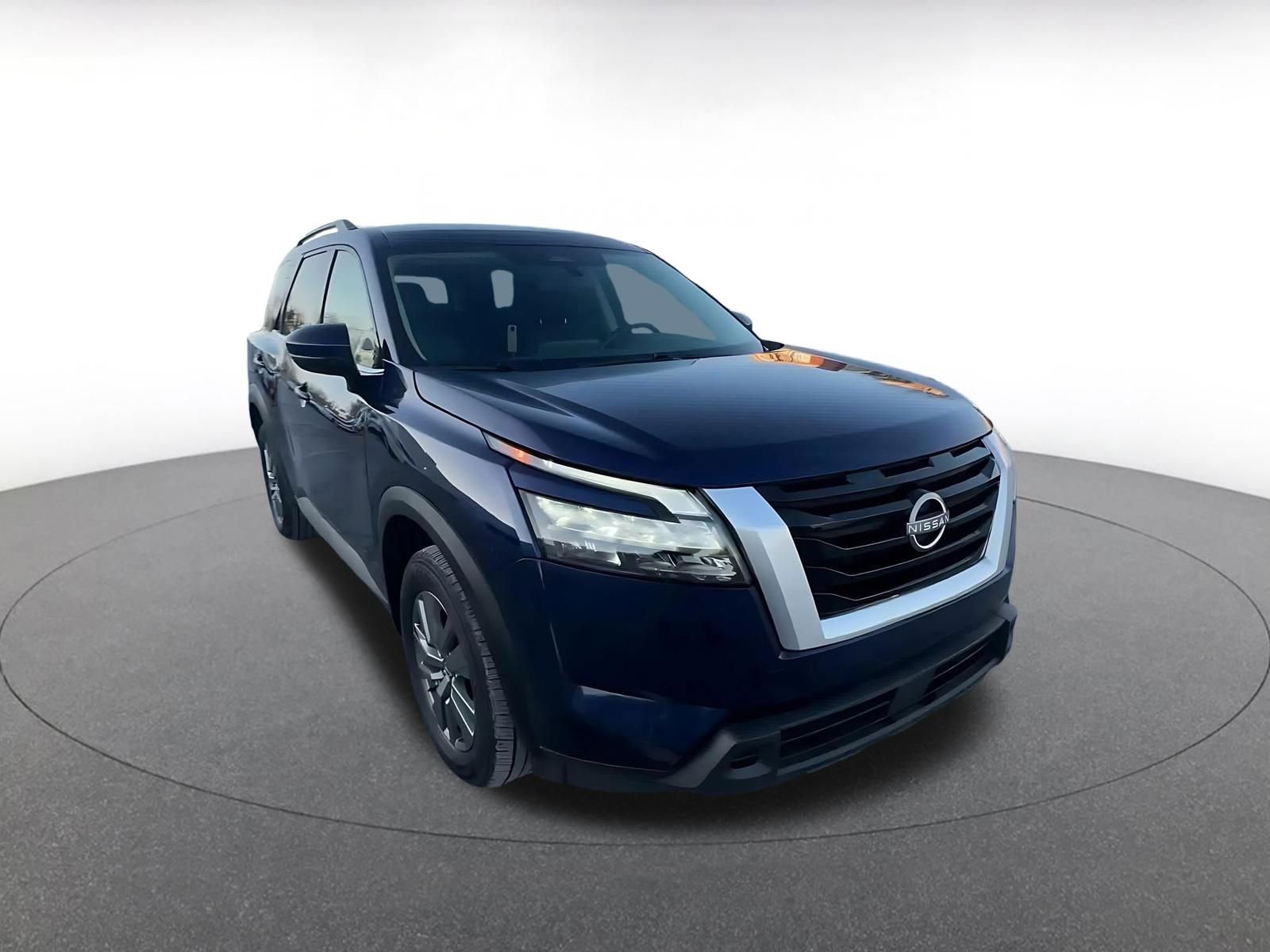 Used 2025 Nissan Pathfinder SV image 3
