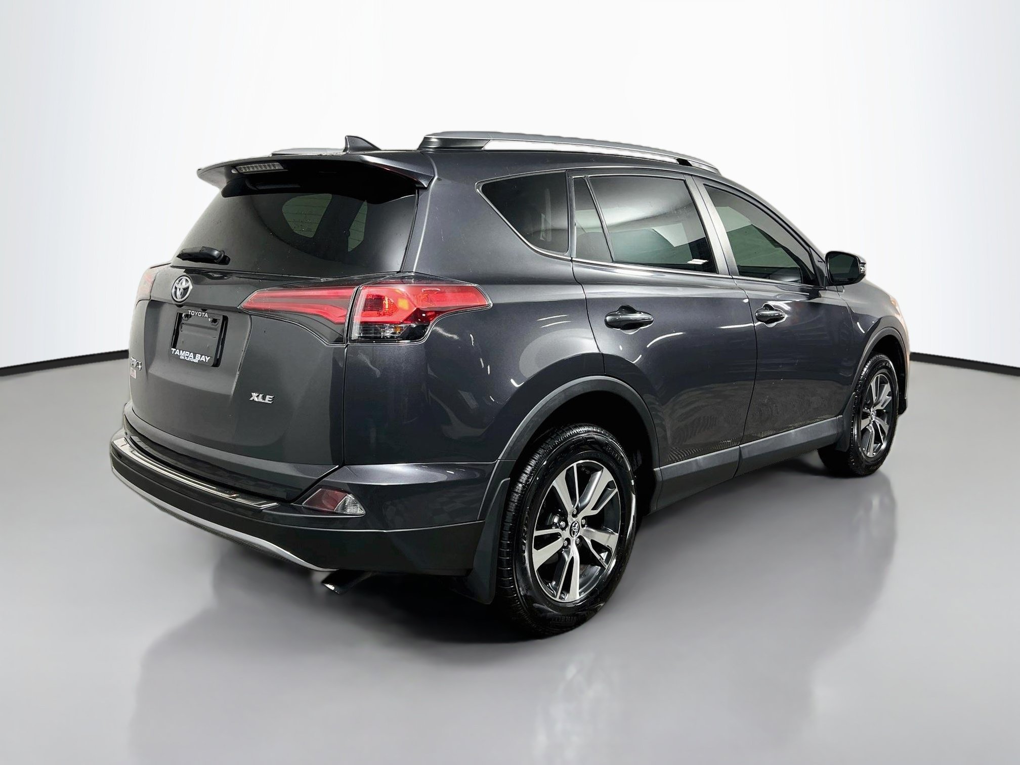 Used 2018 Toyota RAV4 XLE FWD image 4