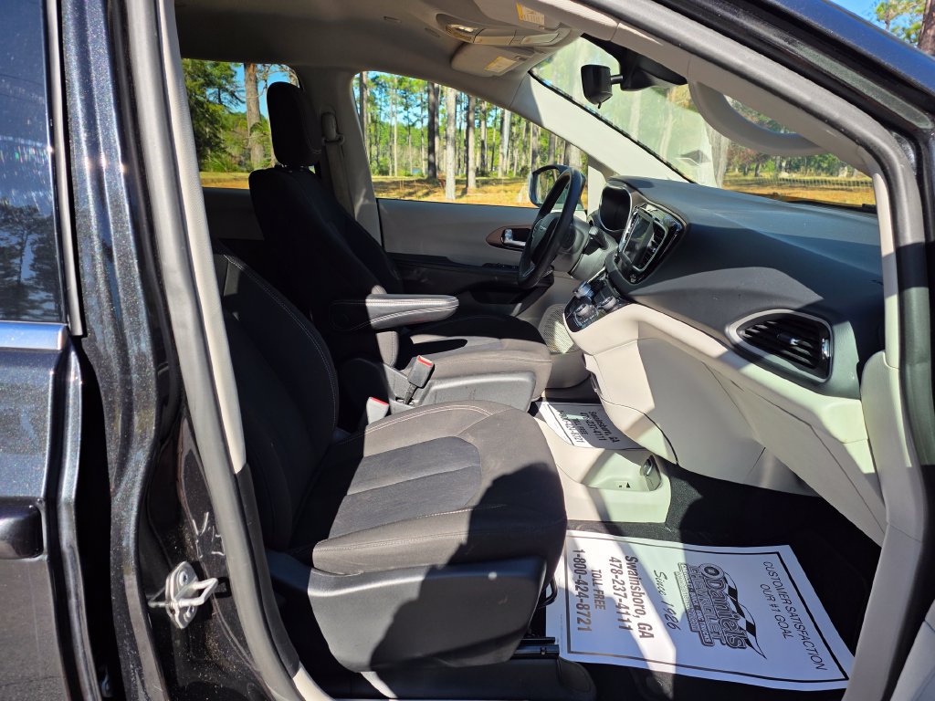Used 2023 Chrysler Voyager LX FWD image 23