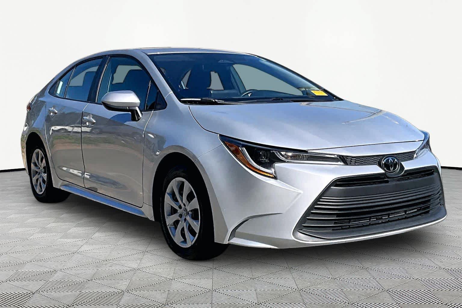 Used 2025 Toyota Corolla LE FWD image 3