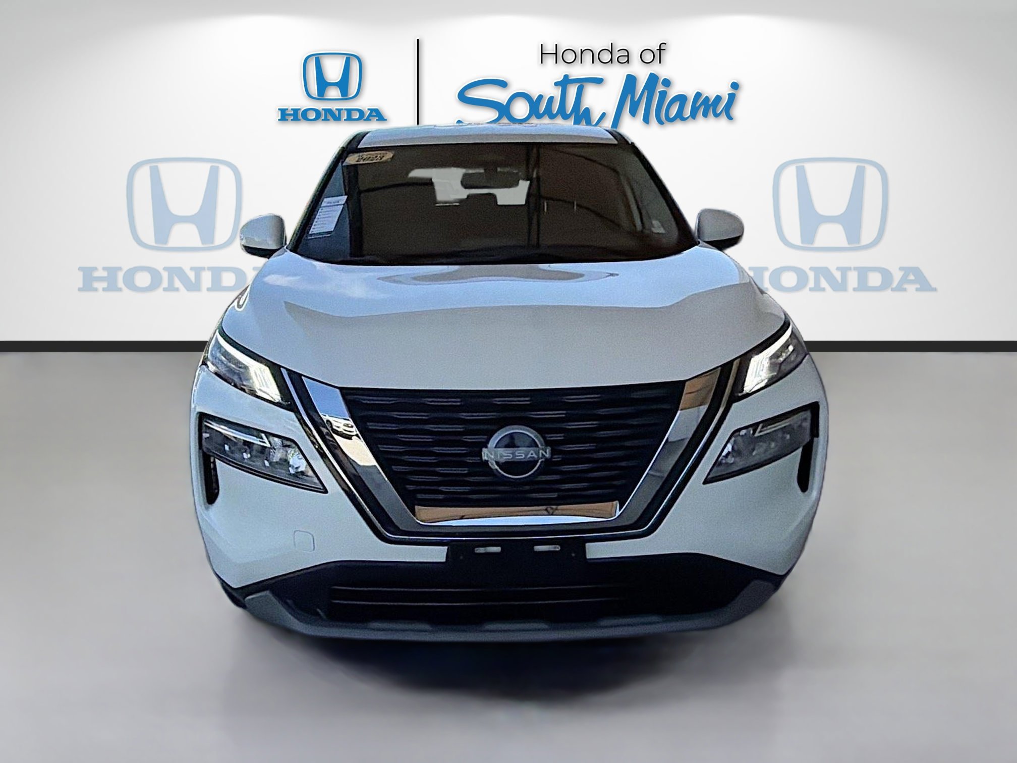 Used 2023 Nissan Rogue SV image 2