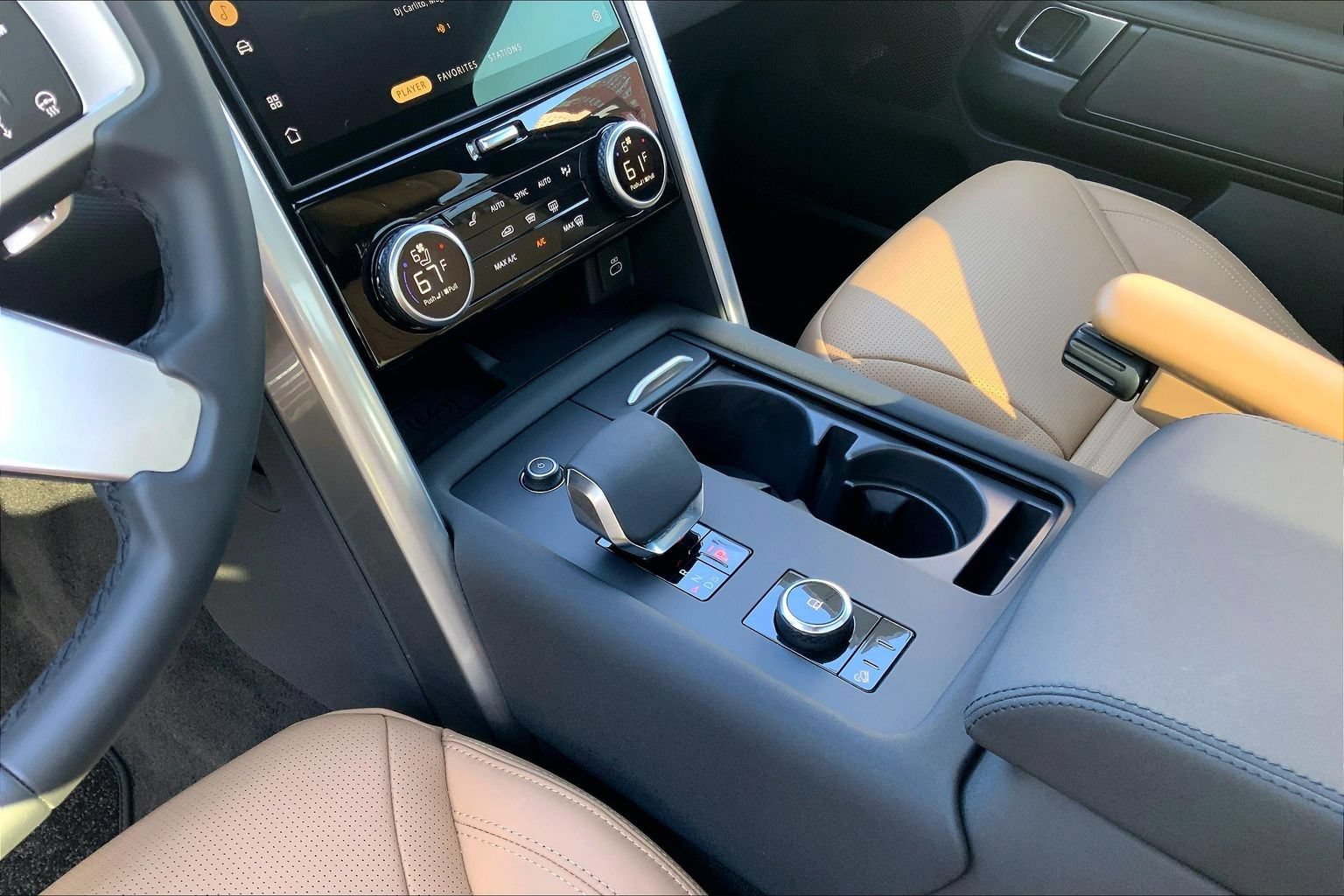 Certified 2025 Land Rover Discovery Dynamic SE AWD/4WD image 16