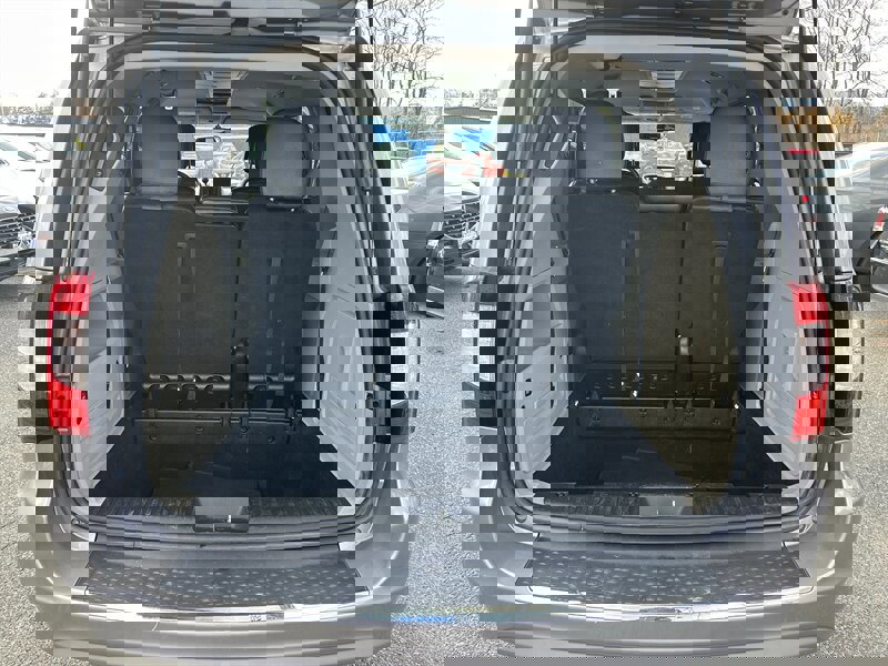 Used 2014 Chrysler Town & Country Touring image 7