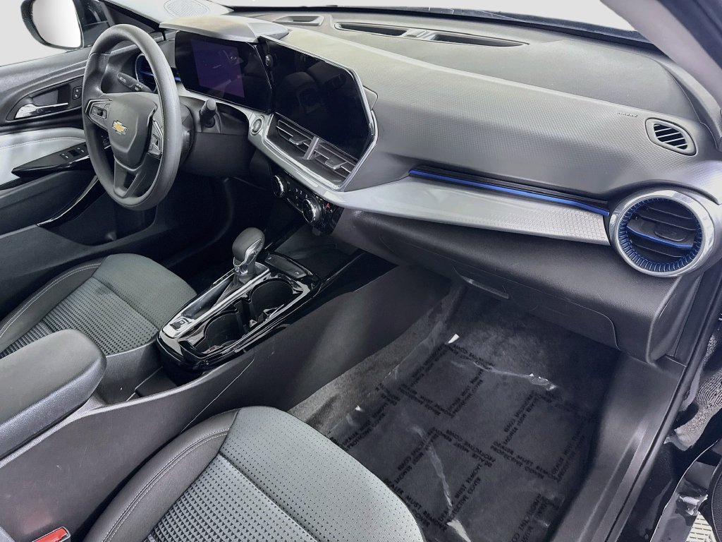 Used 2025 Chevrolet Trax LT w/ Sunroof Package FWD image 29